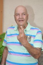 Prem Chopra voting in Khar, Mumbai on 24th April 2014